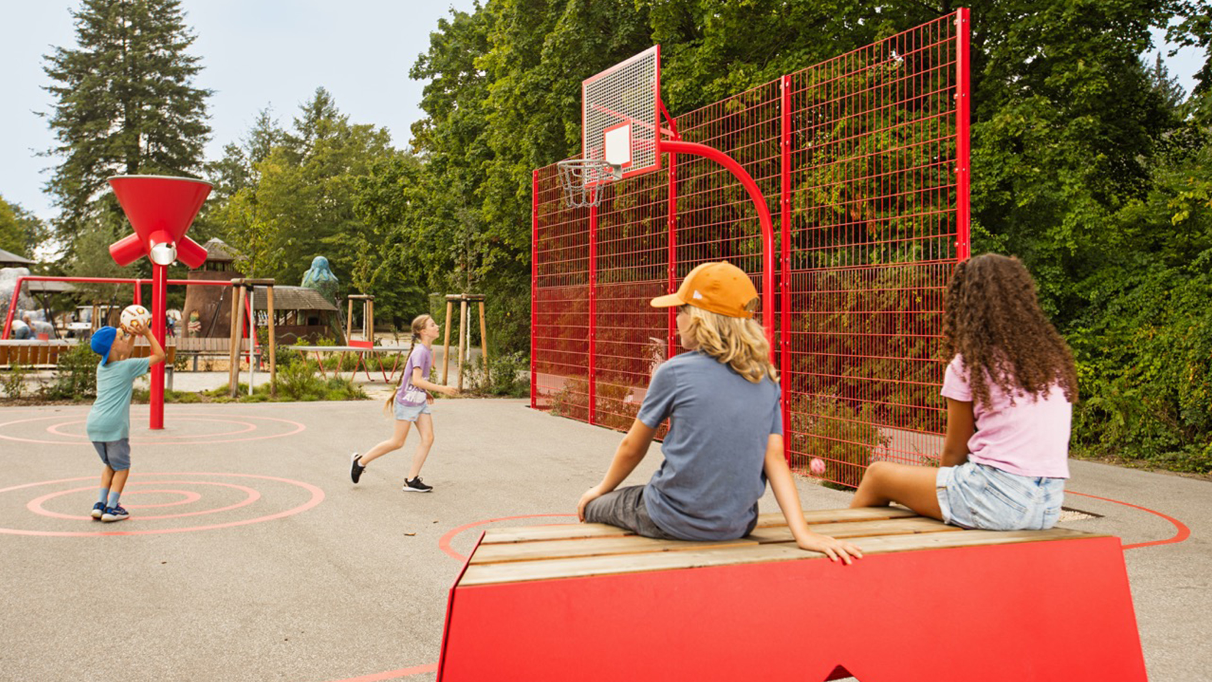 Hier kann zugeschaut werden! Im einheitlichen Erdbeerrot sind alle Spielgeräte gut erkennbar